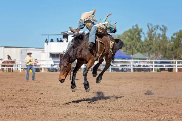 Cowboy Berijden Van Een Bucking Bronc Paard Een Rodeo Competitie — Stockfoto