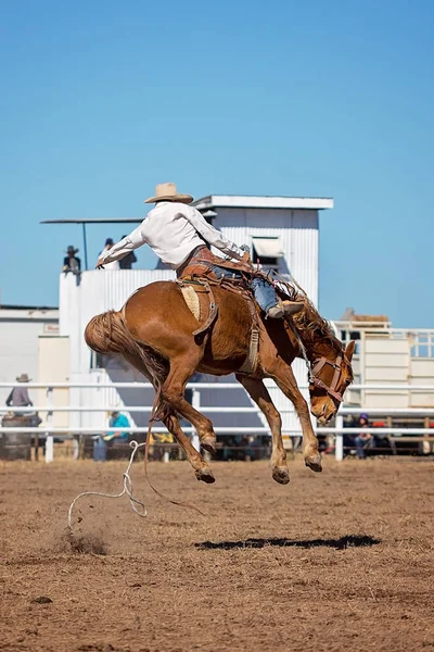 Kowboj Jazda Konna Koń Mechaniczny Bronc Konkursie Rodeo Australii — Zdjęcie stockowe