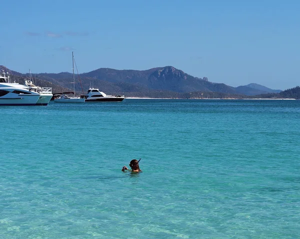 Donna Che Scatta Foto Mentre Snorkeling Nell Acqua Blu Della — Foto Stock