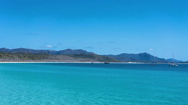 ウィット サンデー諸島オーストラリアのホワイトヘブンビーチ白いシリカ砂の青い水のレジャー ボート — ストック写真