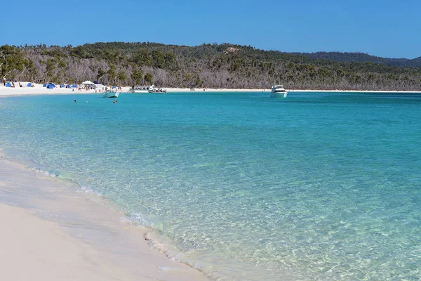 Pleziervaartuigen Toeristen Die Genieten Van Het Blauwe Water Van Whitehaven — Stockfoto