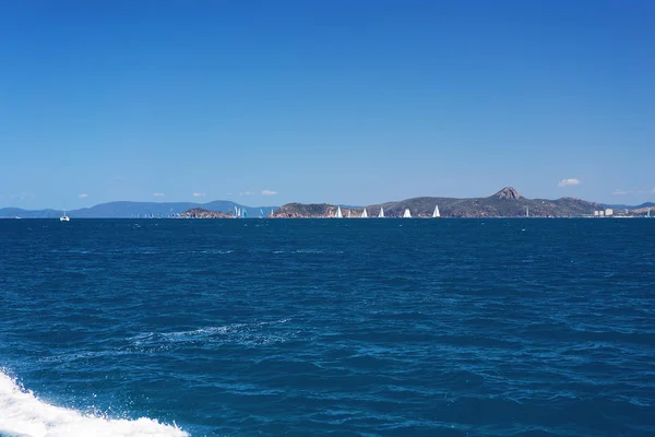 澳大利亚热带岛屿附近的游艇比赛 — 图库照片