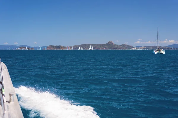 Yacht Racing Wokół Wysp Tropikalnych Australii — Zdjęcie stockowe