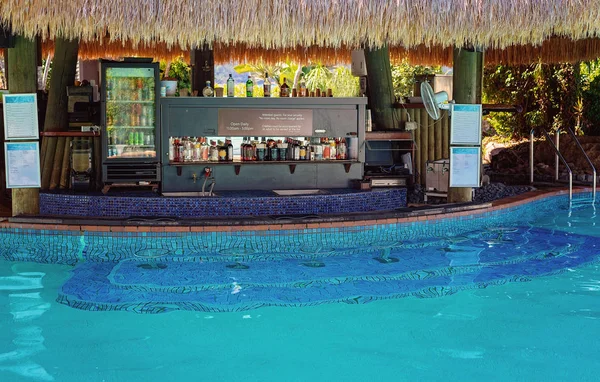 Bar Cocktails Milieu Une Piscine Dans Une Station Balnéaire Luxe — Photo