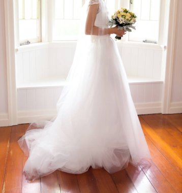 O onun düğünden önce poz olarak onu buket rüya gibi yumuşak penceresinde ışık tutan bir gelin