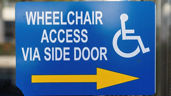 Wózek Inwalidzki Dostęp Znak Wyświetlone Strzałki Drzwi Boczne Sklepowych Miasta — Zdjęcie stockowe