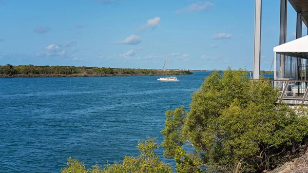 Barco Solitario Navegando Río Agua Azul Que Atraviesa Una Pequeña — Foto de Stock