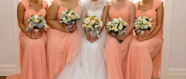 Une Mariée Avec Ses Demoiselles Honneur Tenant Toutes Leurs Bouquets — Photo