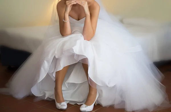 Immagine Morbida Sognante Una Sposa Posa Dopo Essersi Vestita Suo — Foto Stock