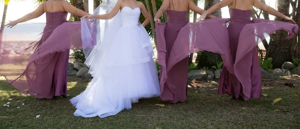 Una Sposa Con Sue Damigelle Diverte Giardino Prima Del Suo — Foto Stock