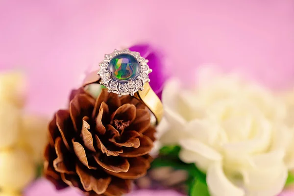 Opal Μονόπετρο Περιβάλλεται Από Διαμάντια Ένα Στρογγυλό Σχήμα Μπάντα Χρυσό — Φωτογραφία Αρχείου