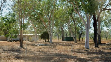 Central Queensland Avustralya safir mücevher alanlarında yaşayan insanlar için tipik ev