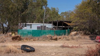 Central Queensland Avustralya safir mücevher alanlarında yaşayan insanlar için tipik ev