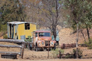 Terk edilmiş maden araç ve gereçleri safir mücevher alanları Avustralya