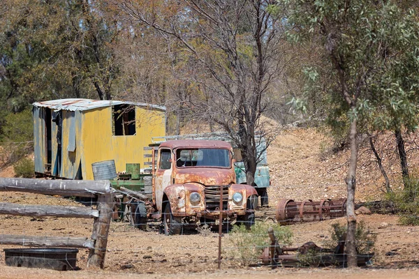 Veículos Equipamentos Mineração Abandonados Nos Campos Pedras Preciosas Safira Austrália — Fotografia de Stock