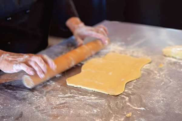 Seorang Koki Menggulung Kue Shortcrust Dengan Jarum Penggulung Kayu Permukaan — Stok Foto