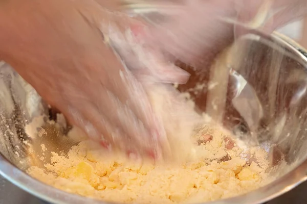 Las Manos Moviéndose Rápidamente Frotando Mantequilla Harina Para Hacer Pasteles — Foto de Stock