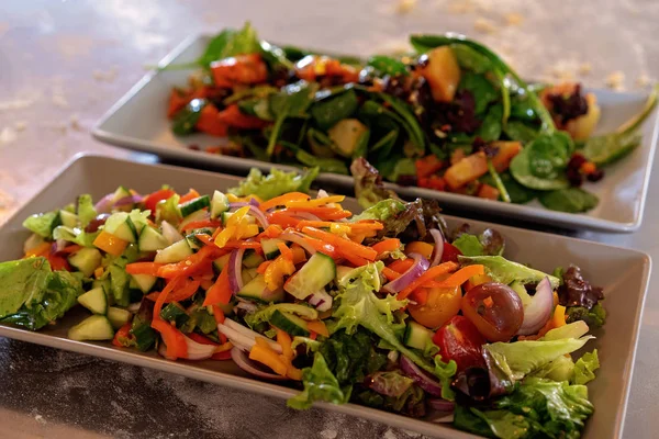Friss Színes Salátákat Aranyozott Kész Eszik — Stock Fotó