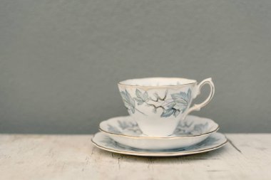 Royal Albert çiçek plaka Kupası ve üzerinde yeşil arka plan ayarlamak daire
