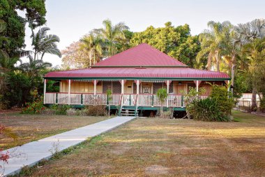Tipik Avustralya Queensland tarzı düşük blok banliyöde ev