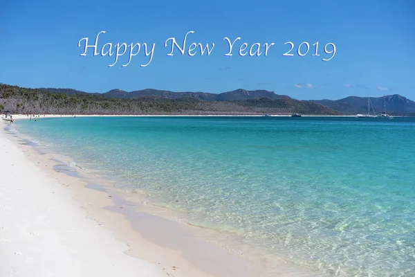 快乐的新年2019年字幕文本 休闲船只和游客享受白沙文白色硅沙海滩在澳大利亚惠特森岛的蓝水 — 图库照片