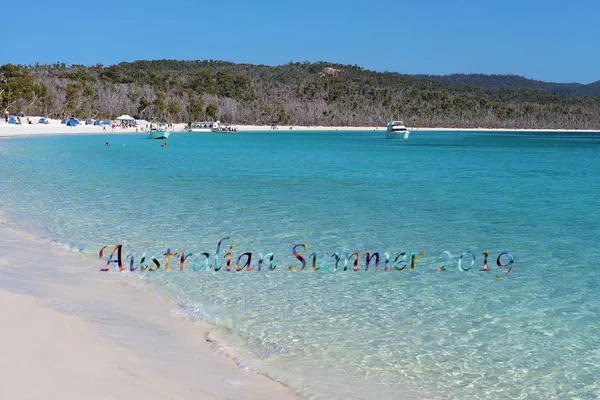 オーストラリアの夏 2019 キャプション テキスト レジャー ボートやウィット サンデー諸島オーストラリアのホワイトヘブンビーチ白いシリカ砂の青い水を楽しむ観光客 カレンダー イベント 背景用 — ストック写真
