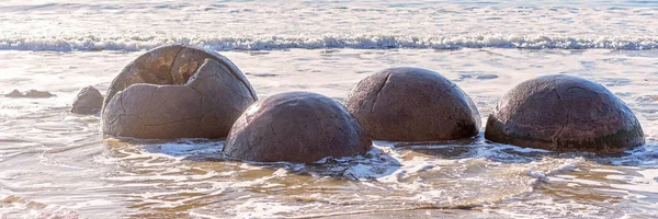 Grandes Pedregulhos Esféricos Moeraki Expostos Surfe Praia Custo Otago Nova — Fotografia de Stock