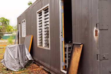House misafirler için yaşanabilir hale getirmek için onarım altında eski bir shed