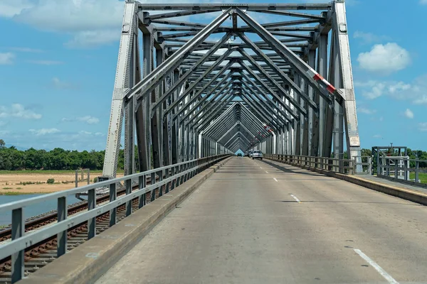 Большой Квадратный Стальной Мост Через Битумную Дорогу — стоковое фото