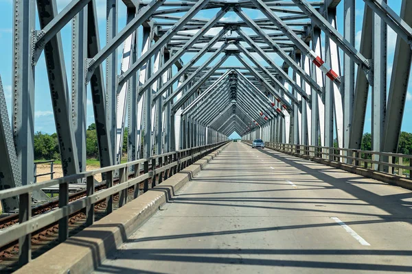 Формы Большого Квадратного Стального Моста Через Битумную Дорогу — стоковое фото