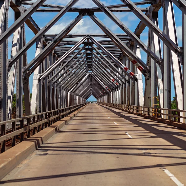 Геометрические Формы Большого Квадратного Стального Моста Через Битумную Дорогу — стоковое фото