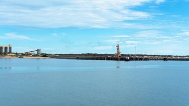 Avustralya liman emtia ihracat iskele sakin su ön plan ile bulutlu mavi gökyüzü altında