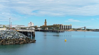 Avustralya liman emtia ihracat iskele sakin su ön plan ile bulutlu mavi gökyüzü altında