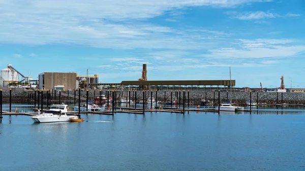 Bulutlu bir mavi gökyüzü altında bir Avustralya Marina'da demirleyen tekneleri