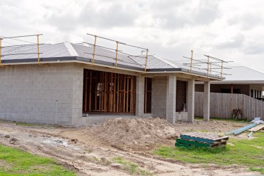 Siyah çelik çatı ile beton blok inşa ediliyor bir konut ev