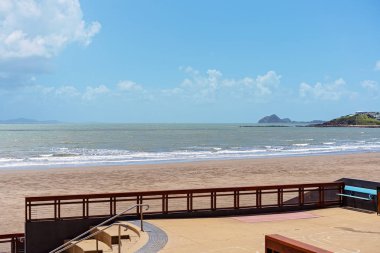 Zemin kaplaması ve yanında bir güzel uzun kumsalı yaz aylarında okyanus ve anakara manzaralı yolu