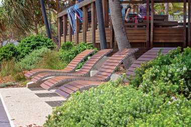 Ahşap şezlonglar bitki olmayacak bir turizm beldesidir uzanmanız ve güneşlenme ile sınırlanmıştır bir geçit yanında sabit