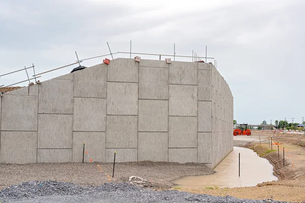 İnşa ediliyor bir otoyol gelmek beton duvar