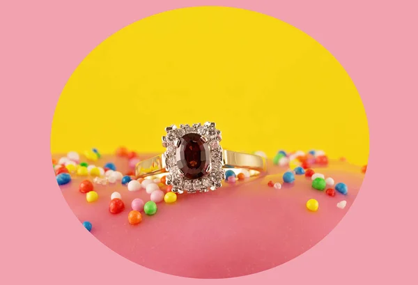 솔리테어 다이아몬드 배경으로 원형에 뿌리와 아이스 케이크에 사각형 모양에 둘러싸여 — 스톡 사진