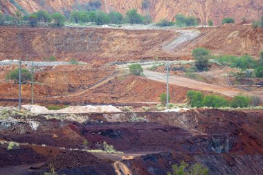 Terk edilmiş diggins kapalı, bakıma muhtaç hale düşen Mount Morgan altın madeni efendim