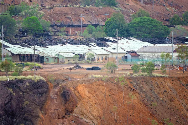 閉鎖で建物を放棄された荒廃に陥るマウントモーガン金鉱山のサイトを — ストック写真