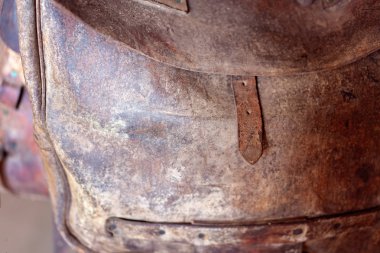 At sırtında kovboylar tarafından geçmişte kullanılan eski deri eyer çanta