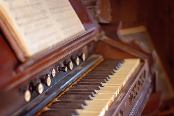 Fechar Teclas Marfim Musicais Piano Vintage Com Partituras — Fotografia de Stock