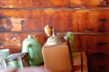 Vitrin diğer eski retro mutfak eşyaları koleksiyonu ile Vintage değirmeni