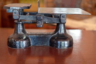 Bir cilalı ahşap tezgahın üzerine oturan vintage metal satış