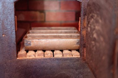 Bir vintage tuğla ve metal fırın ekmek teneke