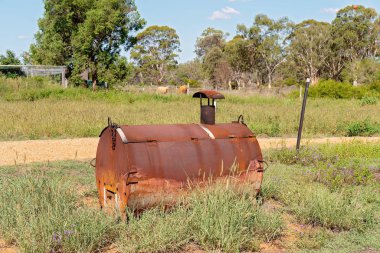 Karton kağıtları ve Avustralya Bush bir çiftlikte çöp yakma için eski bir davul