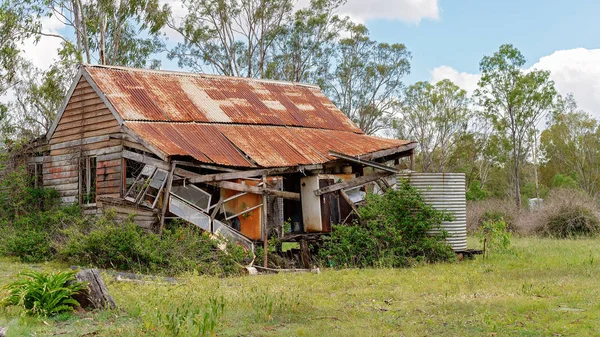 Velha Cabana Caindo Prestes Ceder Vista Uma Cidade Rural Austrália — Fotografia de Stock