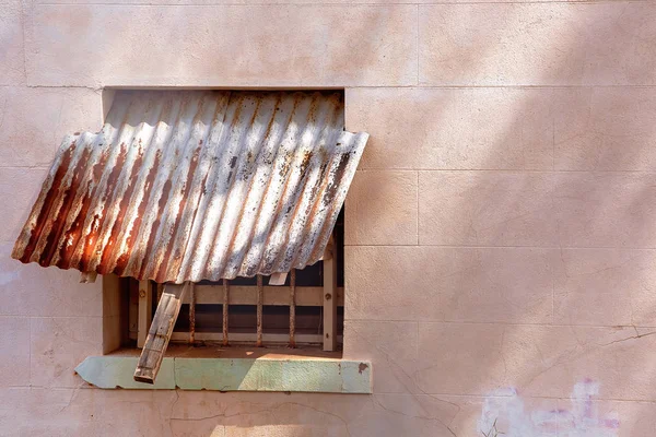 Rotes Wellblechzelt Über Einem Fachwerkfenster Eines Alten Australischen Gehöfts — Stockfoto