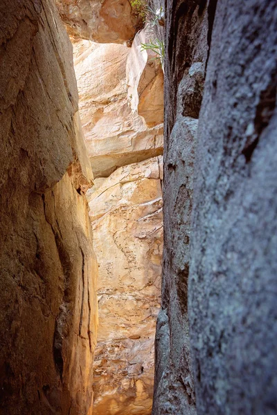 澳大利亚卡尼亚峡谷砂岩悬崖缝隙中的灯光 — 图库照片